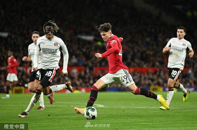 在球场上创 在球场上创