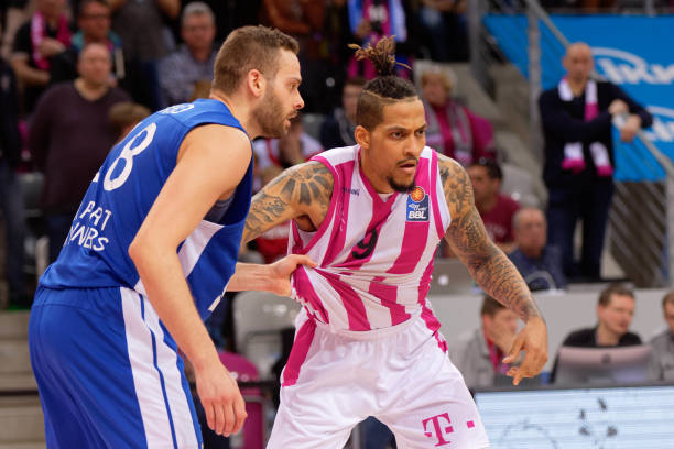 管理失职违规使用球员致亚冠出局，广岛三箭高层遭降薪处分.